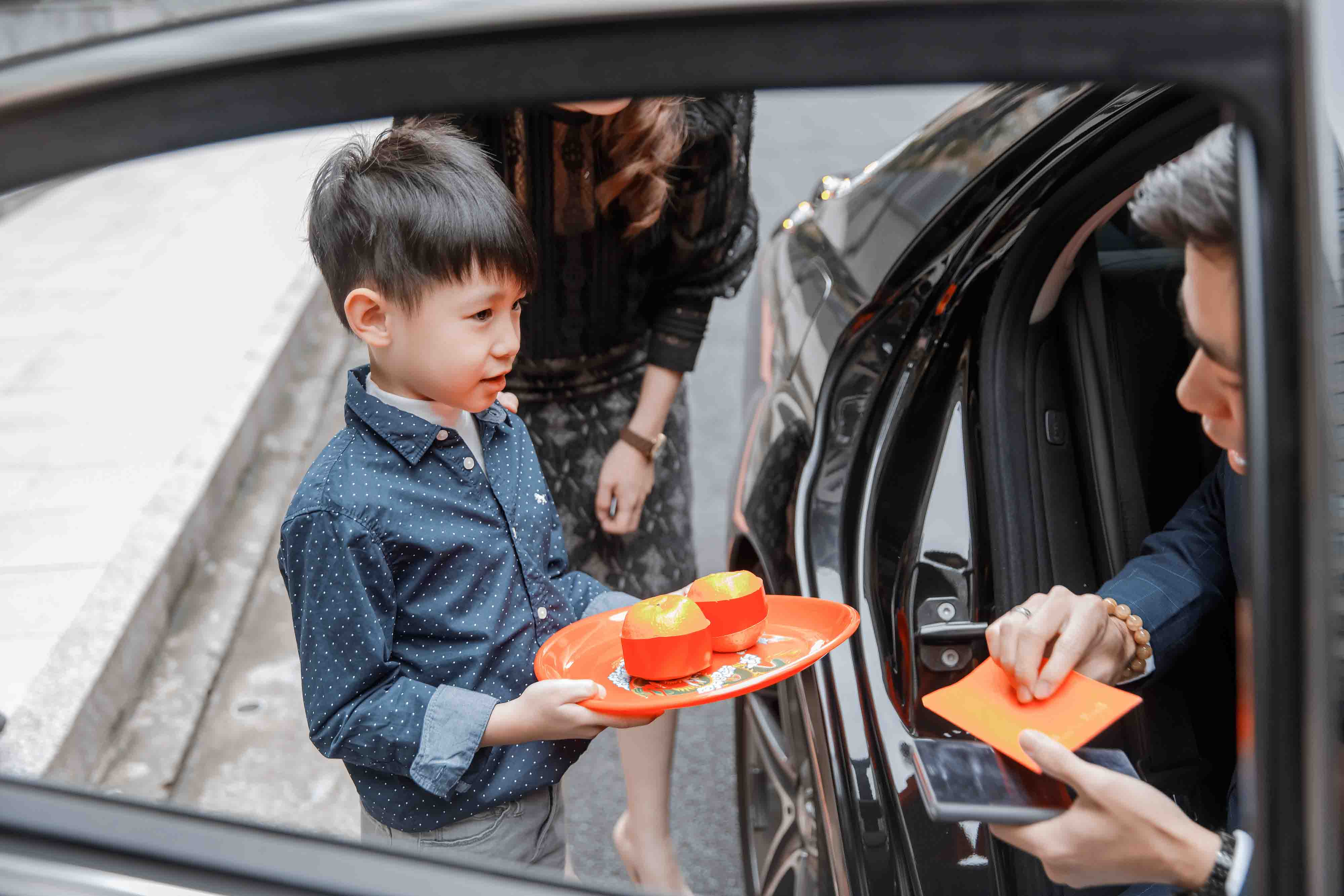 迎娶，捧橘子，開車門，小孩